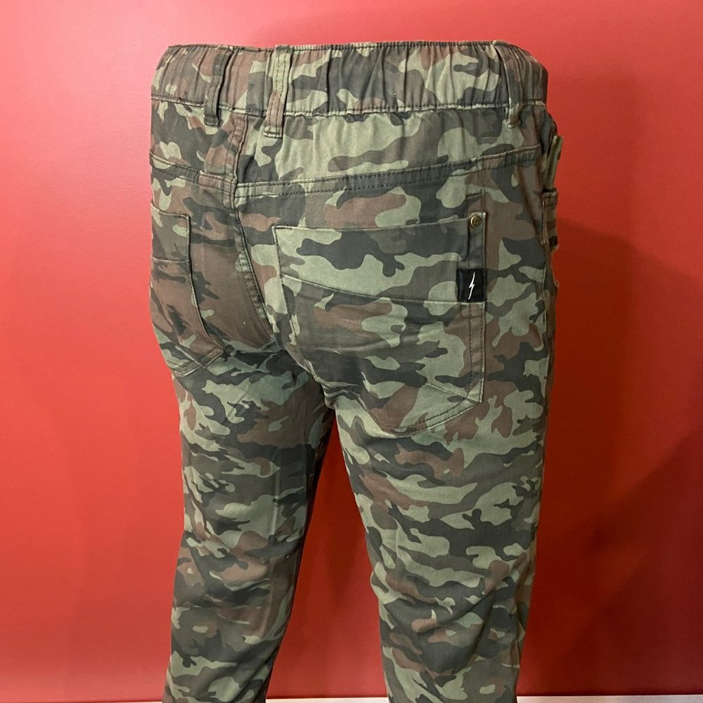 Jeaniologie Men's Jagger Distressed 5-Pocket Twill Camo Jogger Pants - NWT - Picture 4 of 6